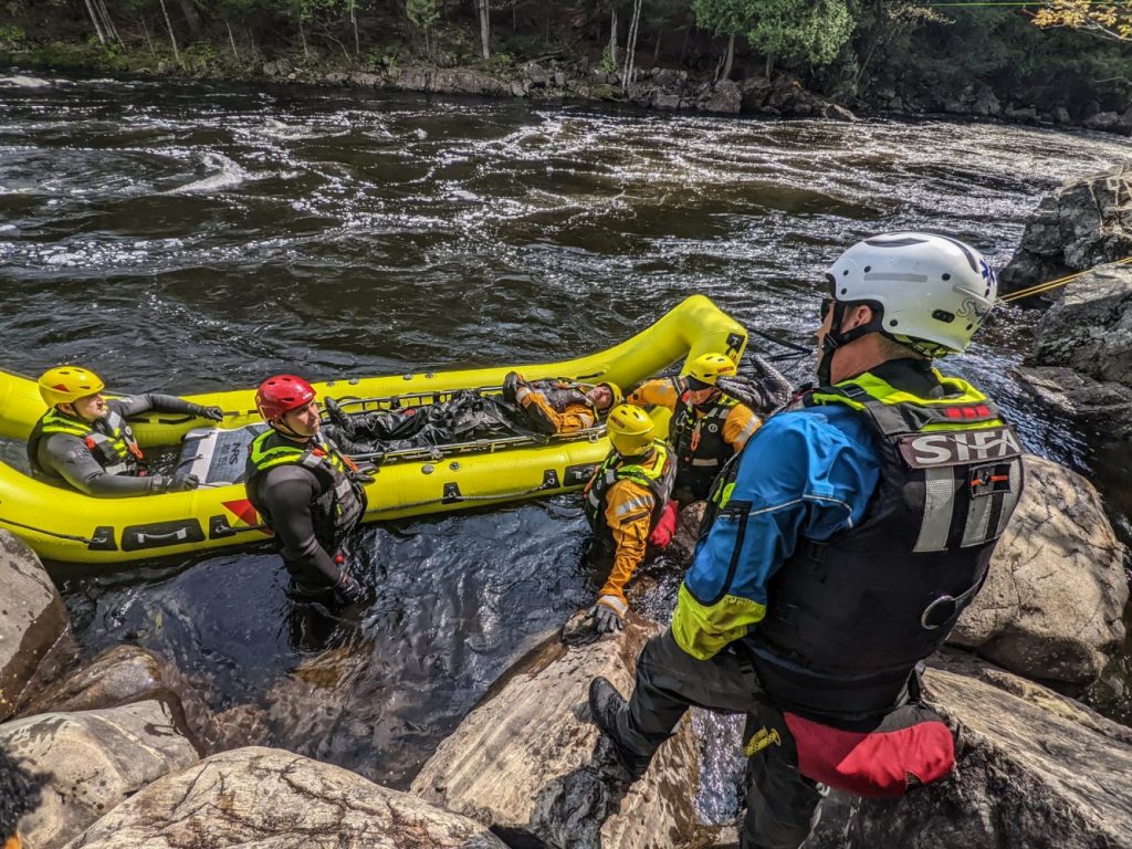 Sauvetage en eau vive avec le NRS ASR 155 Rescue Boat