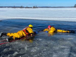 Sauvetage sur glace et habits de survie en eau froide